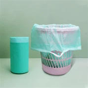 Rúllaðir skjögur og skarast ruslapokar með dráttum